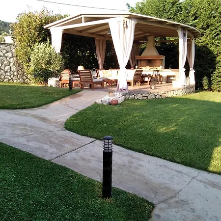 Adelais Цукаладес